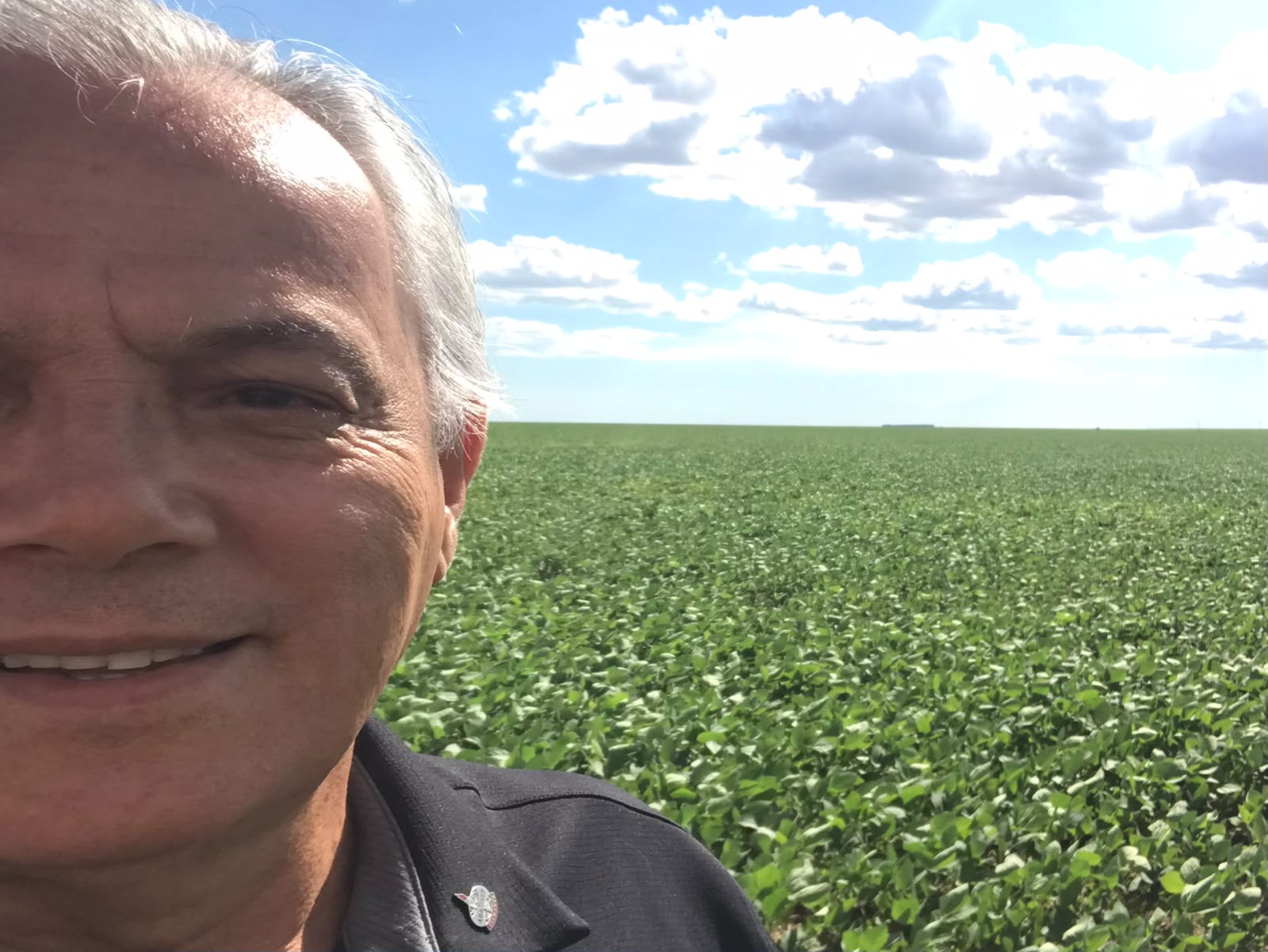 CEO do Grupo Seven Brasil na plantação com parceiros